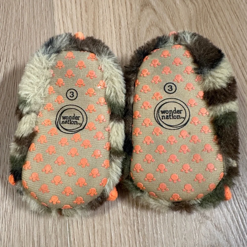 Wonder Nation Baby Boys Green Camo Monster Paw Faux Fur Slippers Size 3 Orange